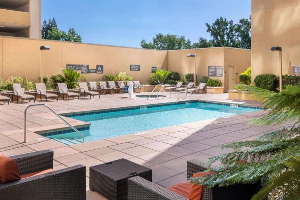 Best hotels in sacramento with a pool 
