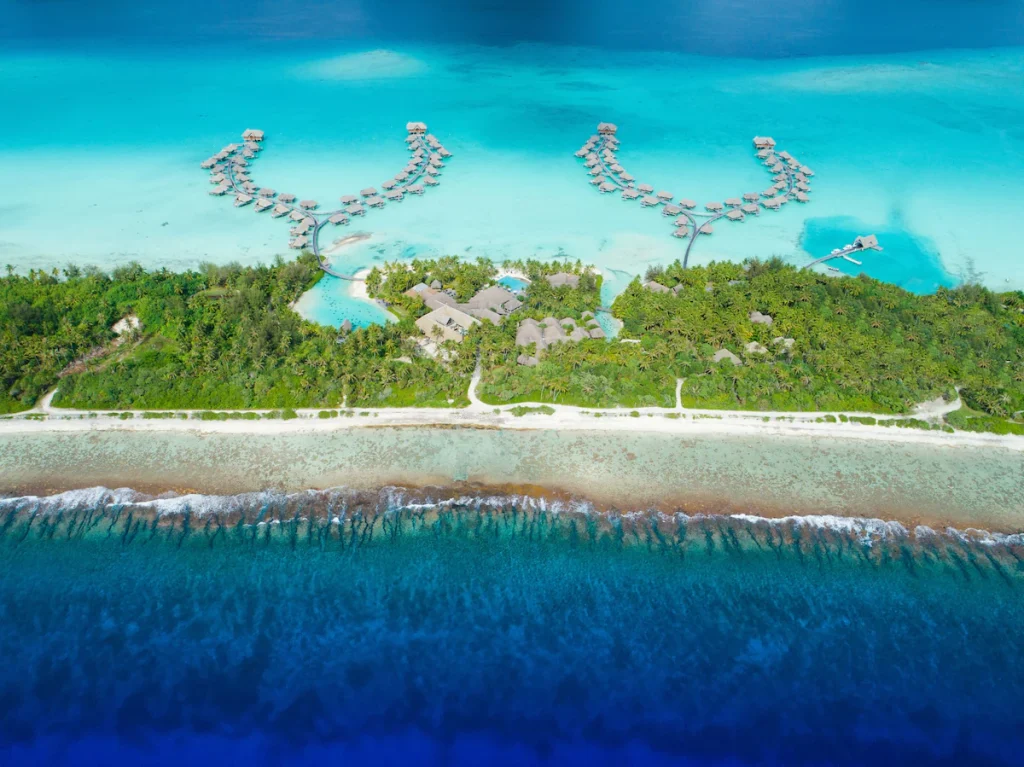 https://cocotran.com/best-overwater-bungalows-bora-bora/