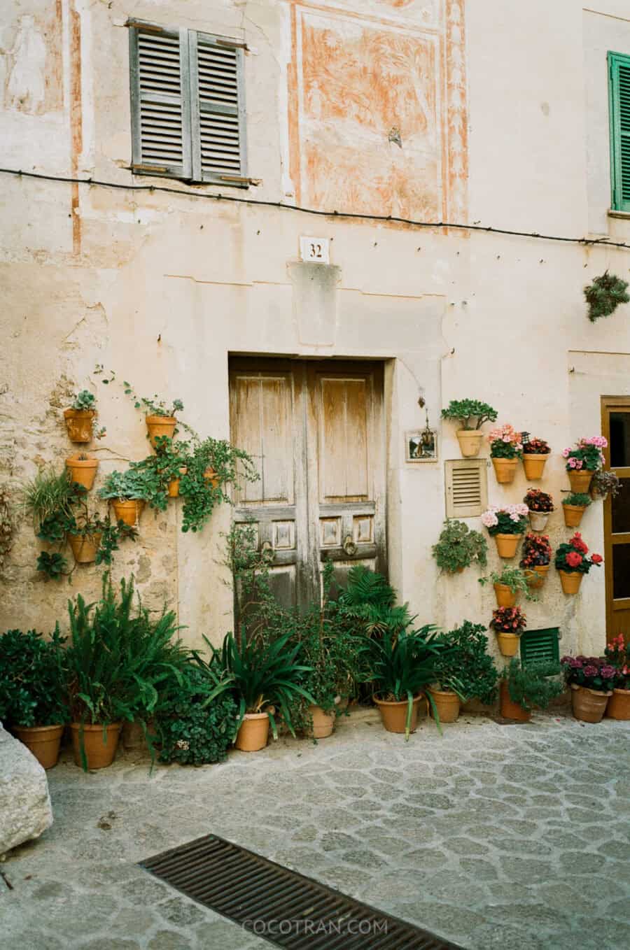 https://cocotran.com/guide-to-visiting-valldemossa-mallorca-spain/